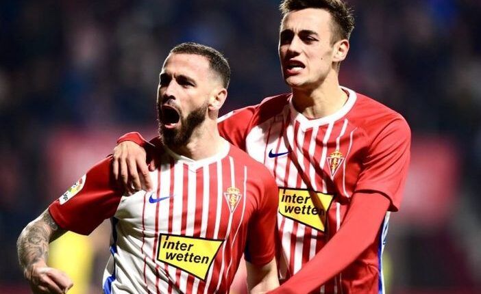 Álvaro Vázquez y Pedro Díaz celebran el gol frente al Cádiz