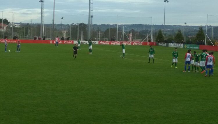 Lance del partido en Mareo entre el Sporting 'B' y el Racing