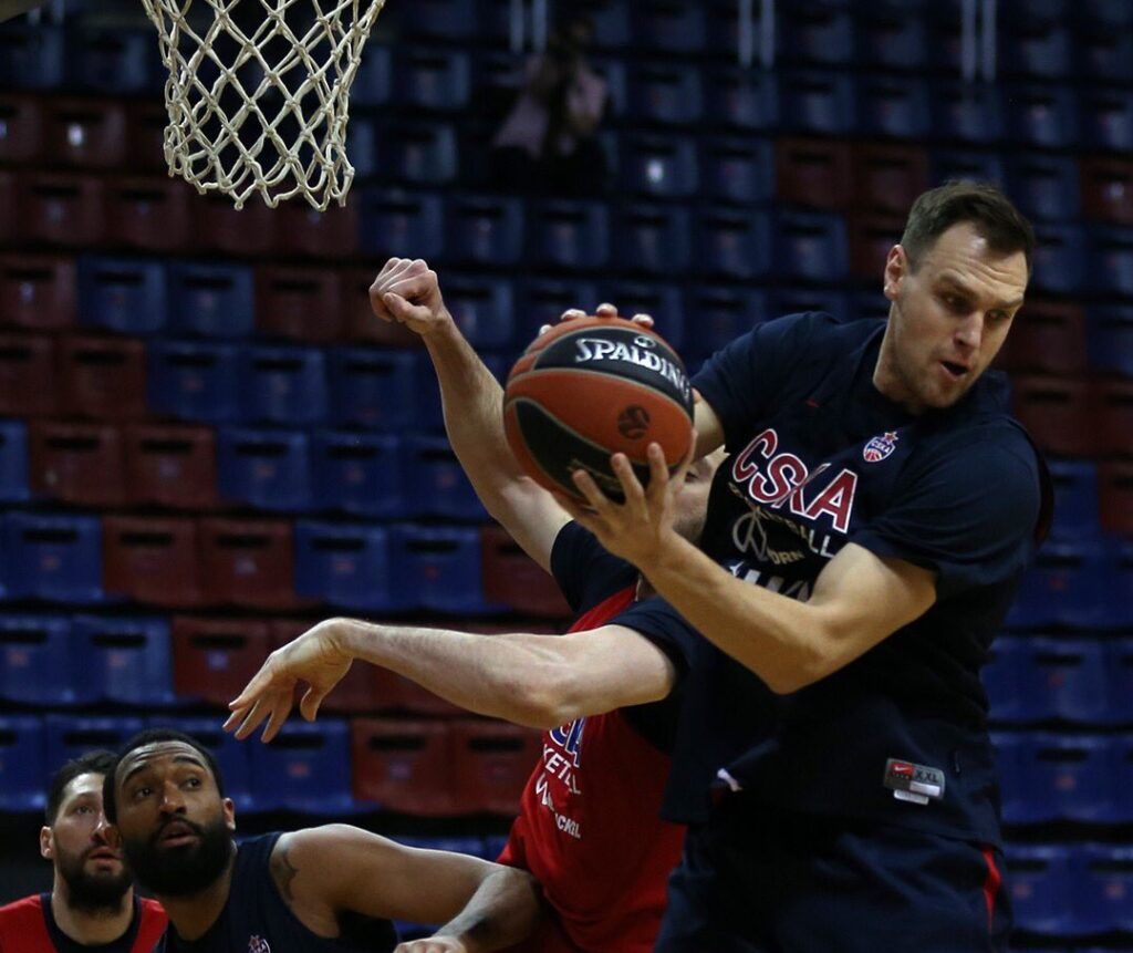 Voigtmann en la lucha de un rebote (Fuente: Twitter CSKA Moscow @cskabasket)