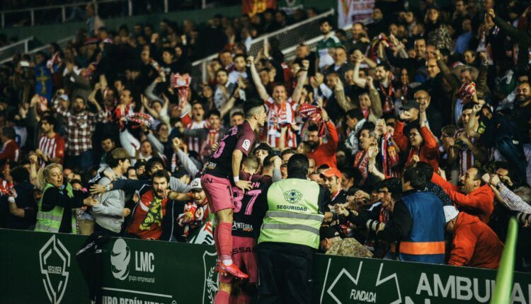 Afición del Sporting en la grada de los Campos de Sport de El Sardinero