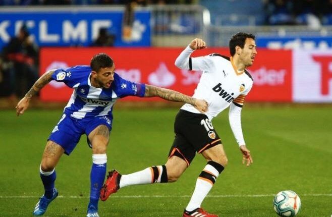 Lance del encuentro entre el Deportivo Alavés y el Valencia CF