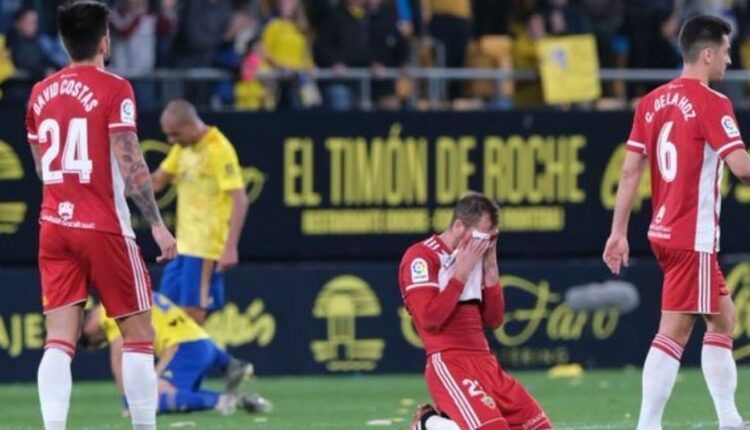 Jugadores del Almería lamentan la derrota en el Ramón de Carranza