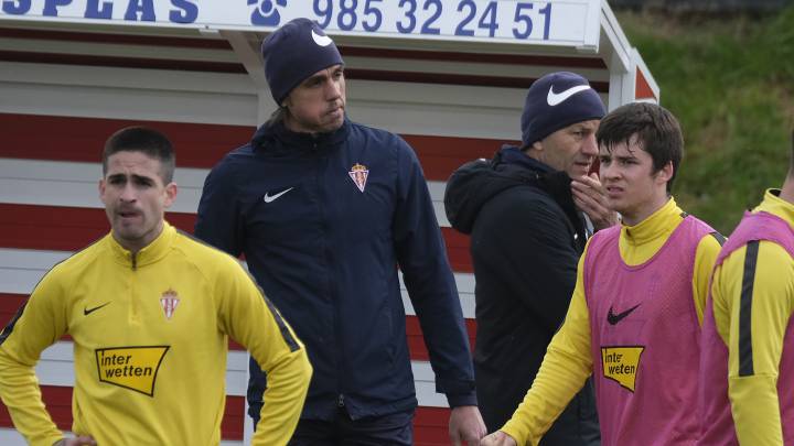 Fran Albert, con Damián Pérez, Guille Rosas y Djukic en un entrenamiento del Sporting