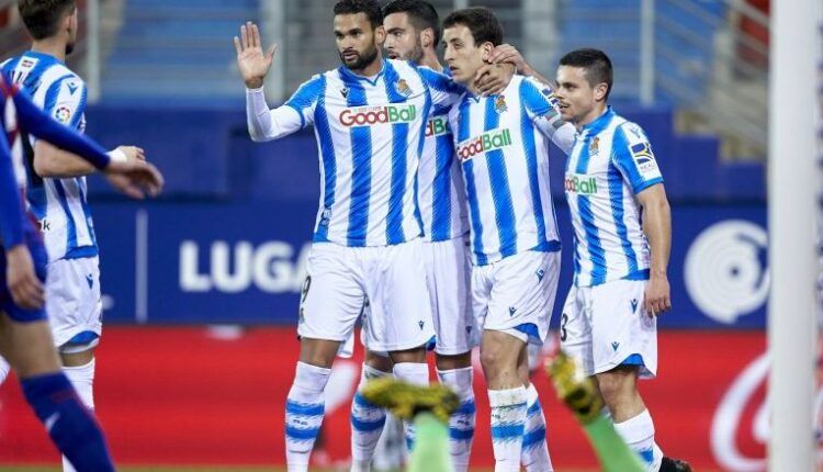 Jugadores de la Real Sociedad celebran uno de los tantos en Ipurúa