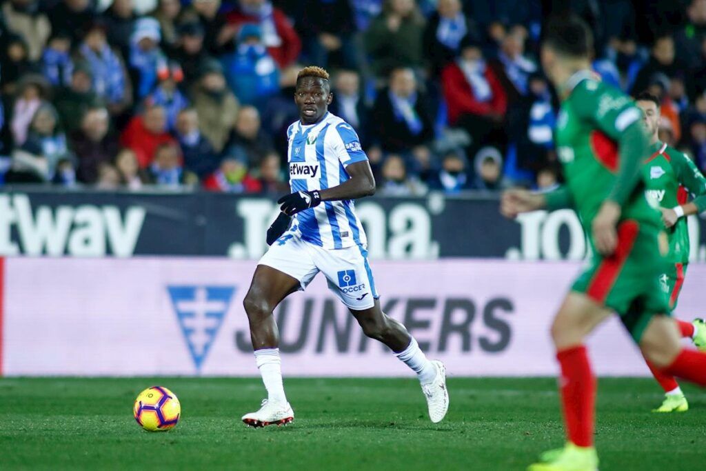 Omeruo en un partido con el Leganés