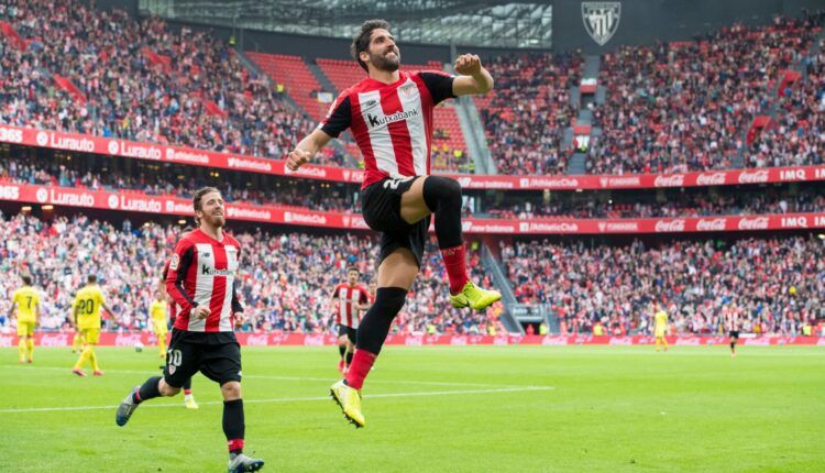 Raúl García celebra un gol en San Mamés