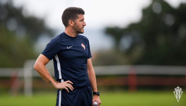 Samuel Baños en un entrenamiento con el Sporting 'B'