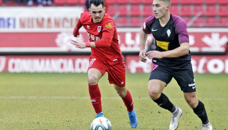 Álex Sola en un partido frente al Sporting en su etapa en el Numancia