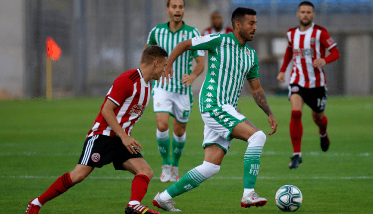 Víctor Camarasa conduce el balón en el partido frente al Sheffield United en 2019