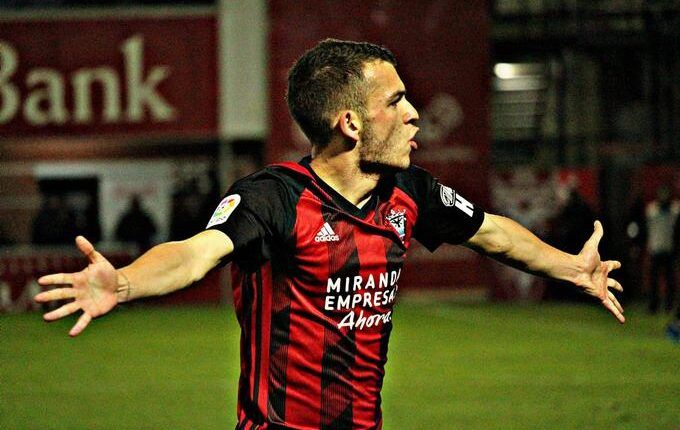 Iñigo Vicente celebra un gol con el Mirandés