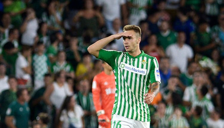 Loren Morón en un partido con el Real Betis