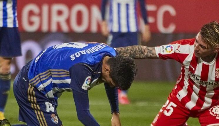 Pablo Trigueros en el suelo tras un chqoue en el partido en Montilivi