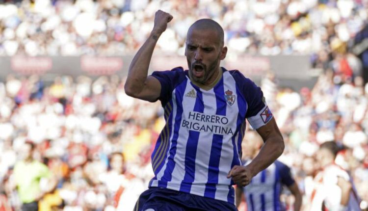 Yuri celebra un gol con la Deportiva