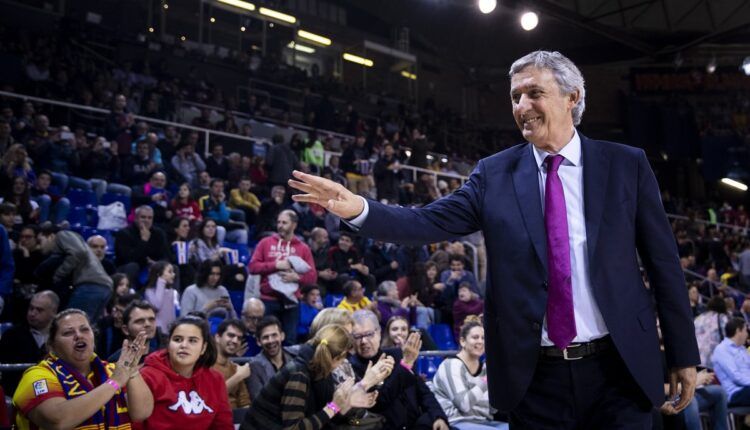 Pesic saludando al Palau (Fuente: Twitter @FCBbasket)