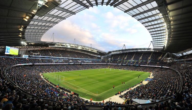 Etihad Stadium con sus gradas a rebosar de público