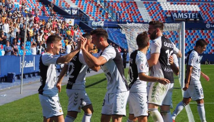 Jugadores del CD Castellón celebran un gol