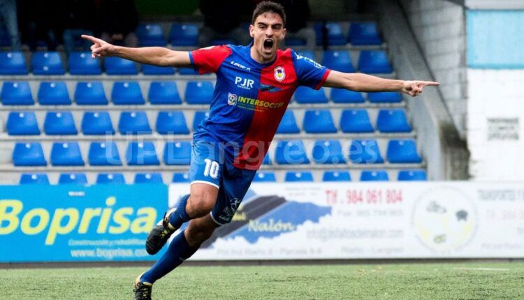 Davo celebra un gol esta campaña con el UP Langreo