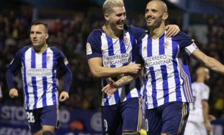 Jugadores de la Deportiva celebran un gol