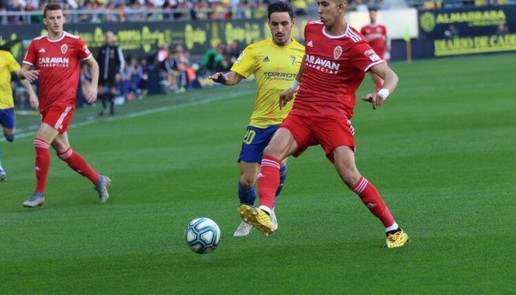 Yawad El Yamiq contra el Cádiz en el Carranza