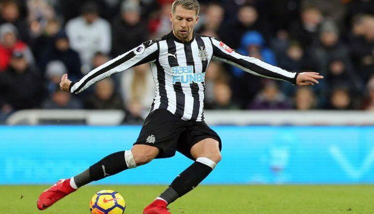 Florian Lejeune en un partido con el Newcastle