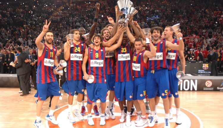 Regal FC Barcelona levantando el titulo de la Euroliga obtenido en Paris 2010 (Fuente: Web Euroleague.com)