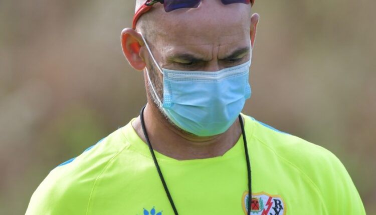 Paco Jeméz pensativo en un entrenamiento con el Rayo