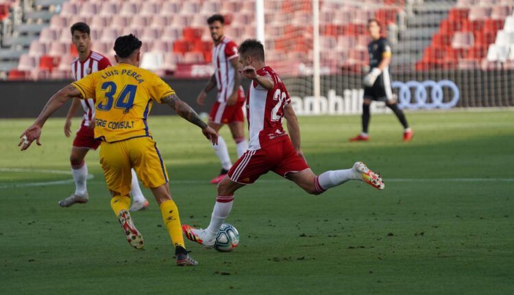 Vada se dispone centrar ante la oposición de Luis Perea en el encuentro entre Almería y Alcorcón