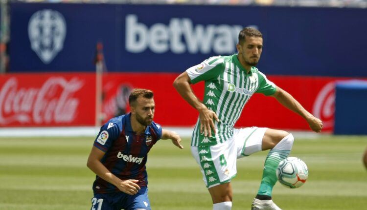 Feddal y Borja Mayoral disputan el esférico Fuente: Twitter Real Betis