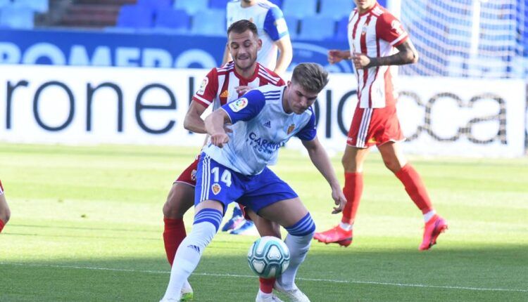 Lance del encuentro entre Real Zaragoza y UD Almería en La Romareda