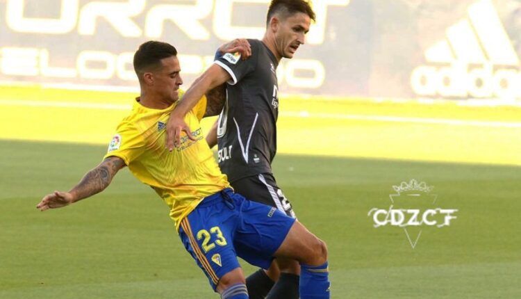 Nano Mesa y Adrián Diéguez disputan un balón en el Cádiz-Alcorcón