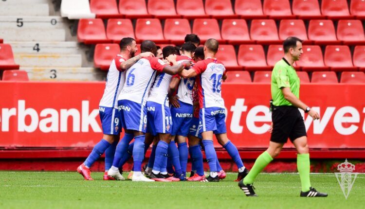 Jugadores del Sporting celebran el gol de Nacho Méndez al CD Lugo