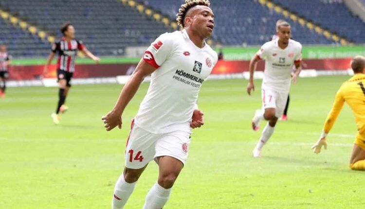 Pierre Kunde celebra un gol con el FSV Mainz