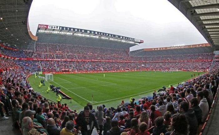 Aspecto panorámico de el Estadio de El Molinón en uno de los últimos derbis acontecidos en el estadio gijonés