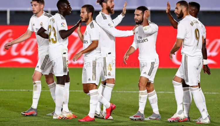 Los jugadores del Real Madrid celebrando el gol de Vinicius Jr.