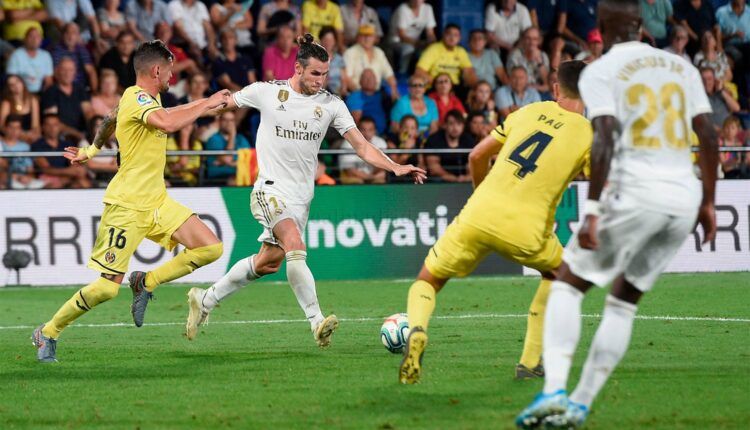 Gareth Bale chuta a puerta ante Xavier Quintillà en un Villarreal Club de Fútbol - Real Madrid Club de Fútbol