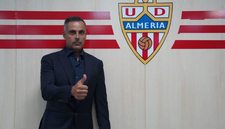 José Gomes en la sede de la UD Almería tras ser confirmado como nuevo entrenador (@U_D_Almeria)