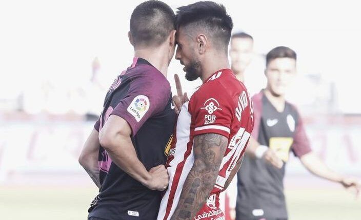 Djuka y David Costas se engarran en el Almería - Sporting