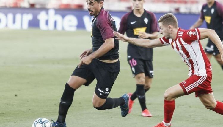 Cordero conduce al balón ante Baillu en un Almería - Sporting