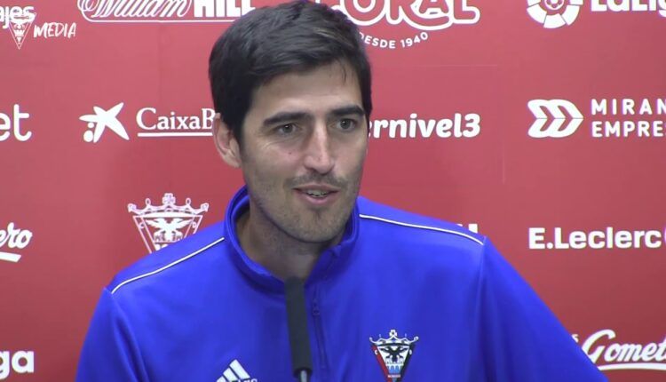 Andoni Iraola en una rueda de prensa con el CD Mirandés