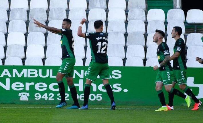 Jugadores del Elche celebran un gol