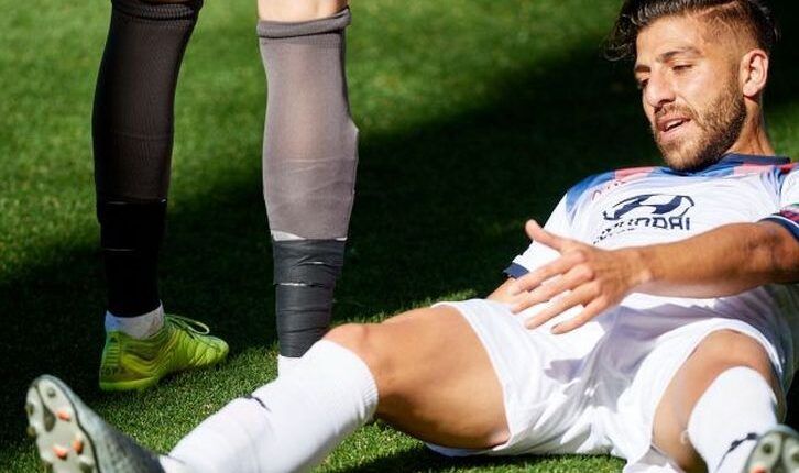 Un jugador del Extremadura lamenta una acción en el partido de Soria