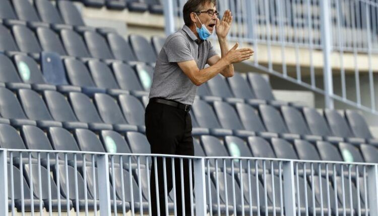 Fernando Vázquez en la grada de La Rosaleda