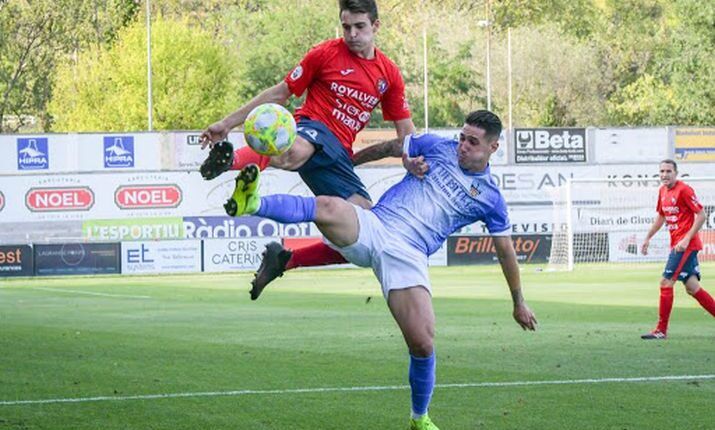 Lluis Aspar despejando un balón