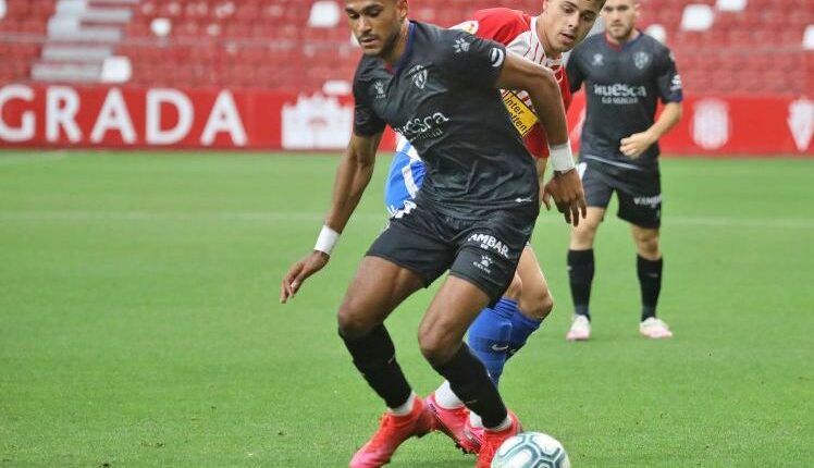 Jordo Mboula (Huesca) con Gaspar Campos (Sporting)