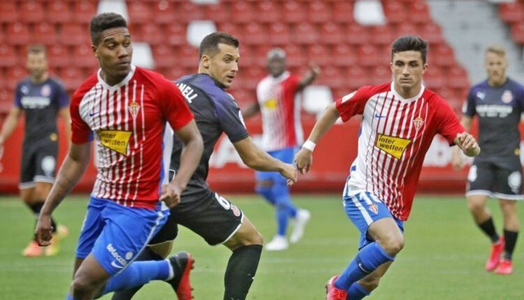 Murilo conduce el balón ante la mirada de Manu García y Álex Granell