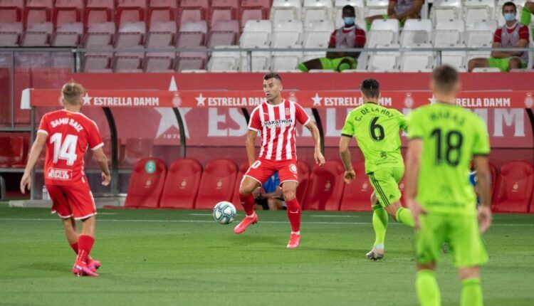 Borja García recibe un pase ante la presión de César de la Hoz en el play-off entre Girona y Almería