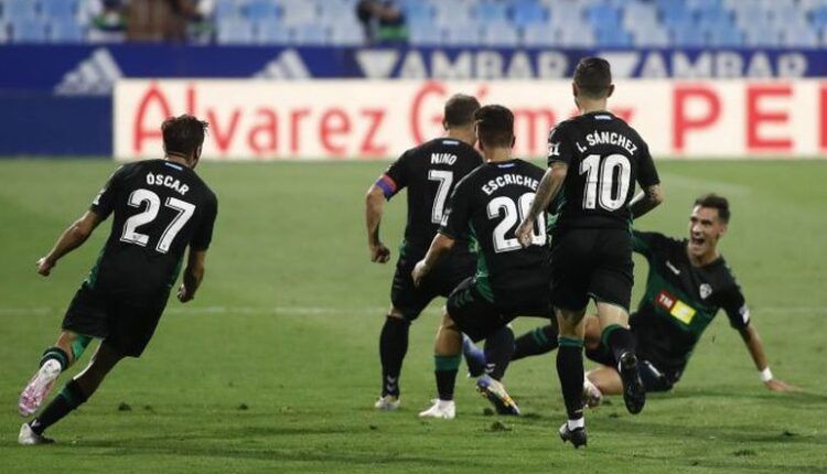 Celebración del gol del Elche en La Romareda