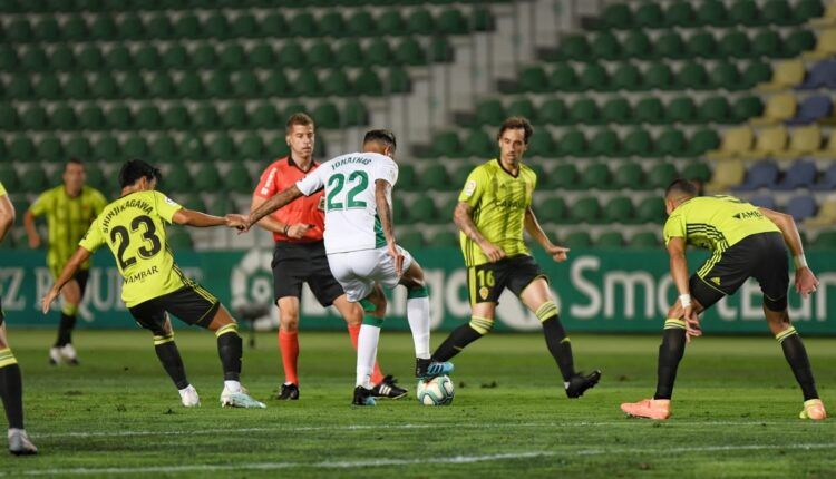 Jonathas controla un balón ante Kagawa en el Elche - Zaragoza