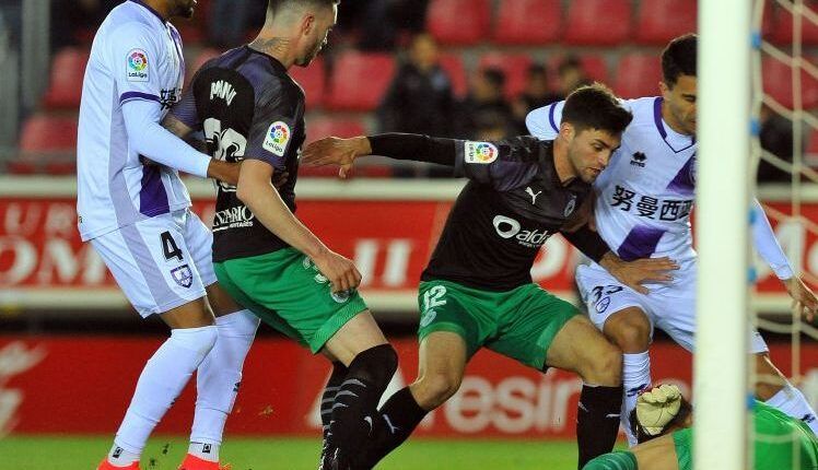 Aitor Buñuel protege un balón para su portero en un Numancia-Racing