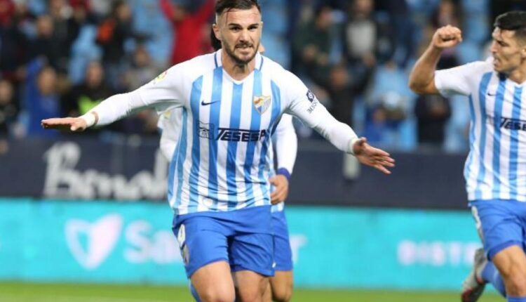 Armando Sadiku celebra un gol con el Málaga